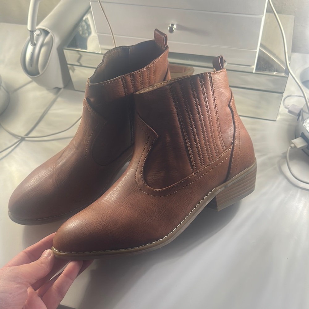Women’s Universal Thread Brown ankle boots  size 8.5